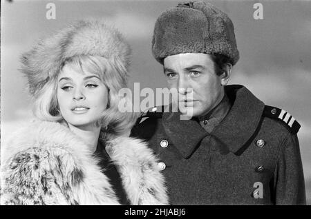 Albert Finney und Senta Berger beim Set der „Sieger“ in den Shepperton Studios. Albert Finney spendet sein Gehalt an das Waisenhaus der Schauspieler. Im Film spielt er die Rolle eines russischen Soldaten in Berlin und wird Russisch lernen. 7th. Januar 1963. Stockfoto