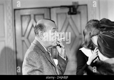 Noel Coward-Empfang für die Darsteller in Manchester, wo er in einer Woche zwei „erste Nächte“ in einer Stadt feiert. Montag, 19th. Oktober 1964. Hay Fever, ein Theaterstück, das er 1922 schrieb, eröffnete heute Abend (19th) im Manchester Opera House und High Spirits, die amerikanische Musikversion seines Stücks Blithe Spirit aus dem Jahr 1941, wird morgen (20th) im Palace Theatre eröffnet. Abgebildet, Noel Coward, Dramatiker. Stockfoto