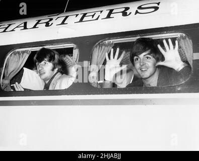 Die Beatle-Mitglieder Ringo Starr (links) und Paul McCartney schauen aus dem Flugzeugfenster am Blackpool Airport, um auf dem Weg zur TV-Show "Blackpool Night Out" zu sein.19. Juli 1964 Stockfoto