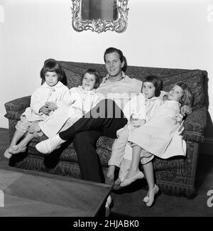 Der amerikanische Sänger Pat Boone in London mit seiner Frau (nicht abgebildet) Shirley und ihren vier Töchtern Cherry, Laury, Lindy und Debby. 24th. Januar 1962. Stockfoto