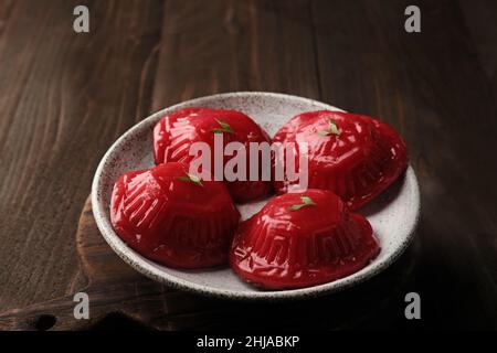 Ang Kue (Kue Ku) oder Kue Thok, gedämpftes chinesisches Gebäck aus klejedem Reismehl mit einer Füllung aus süßer Mungbohnenpaste. Klebrige, zähe Textur. Stockfoto