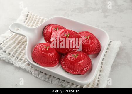 Ang Kue (Kue Ku) oder Kue Thok, gedämpftes chinesisches Gebäck aus klejedem Reismehl mit einer Füllung aus süßer Mungbohnenpaste. Klebrige, zähe Textur. Stockfoto