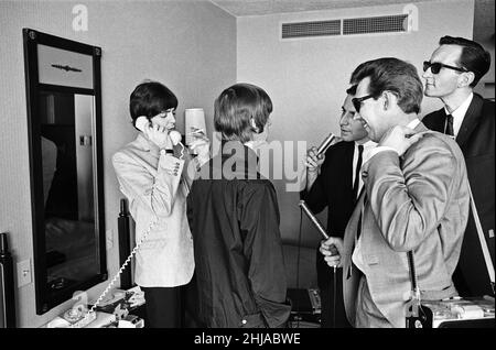 Die Beatles 1964 Summer Tour durch die Vereinigten Staaten und Kanada. Paul McCartney und Ringo Starr im Lafayette Motor Inn, Atlantic City, 30th. August 1964. Stockfoto