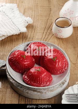 Ang Kue (Kue Ku) oder Kue Thok, gedämpftes chinesisches Gebäck aus klejedem Reismehl mit einer Füllung aus süßer Mungbohnenpaste. Klebrige, zähe Textur. Stockfoto