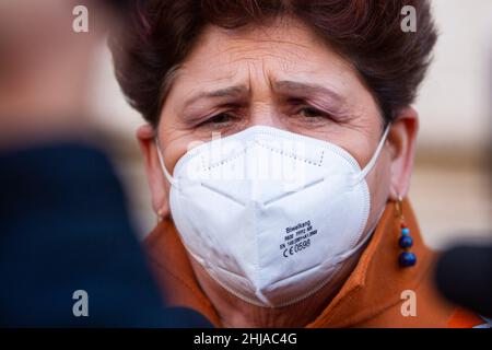 Rom, Italien. 25th Januar 2022. Teresa Bellanova nimmt an der Abstimmung für den neuen italienischen Präsidenten im Parlamentsgebäude von Montecitorio Teil.die ersten vier Wahlrunden für den nächsten Präsidenten der Italienischen Republik: Die für COVID-19 positiven oder in Quarantäne befindlichen Wähler stimmen in einem speziellen Drive-Thru-Wahlbereich, der vor dem Montecitorio-parlamentsgebäude in Rom eingerichtet wurde. Kredit: SOPA Images Limited/Alamy Live Nachrichten Stockfoto