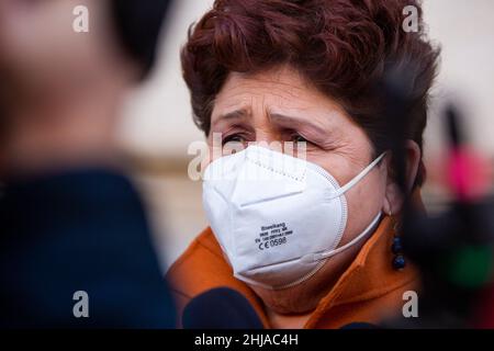 Rom, Italien. 25th Januar 2022. Teresa Bellanova nimmt an der Abstimmung für den neuen italienischen Präsidenten im Parlamentsgebäude von Montecitorio Teil.die ersten vier Wahlrunden für den nächsten Präsidenten der Italienischen Republik: Die für COVID-19 positiven oder in Quarantäne befindlichen Wähler stimmen in einem speziellen Drive-Thru-Wahlbereich, der vor dem Montecitorio-parlamentsgebäude in Rom eingerichtet wurde. Kredit: SOPA Images Limited/Alamy Live Nachrichten Stockfoto