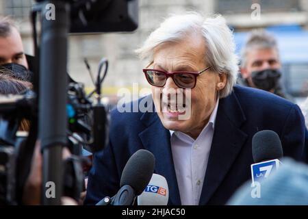 Rom, Italien. 27th Januar 2022. Vittorio Sgarbi nimmt an der Abstimmung für den neuen italienischen Präsidenten im Parlamentsgebäude von Montecitorio Teil.die ersten vier Wahlrunden für den nächsten Präsidenten der Italienischen Republik: Die für COVID-19 positiven oder in Quarantäne befindlichen Wähler stimmen in einem speziellen Drive-Thru-Wahlbereich, der vor dem Montecitorio-parlamentsgebäude in Rom eingerichtet wurde. Kredit: SOPA Images Limited/Alamy Live Nachrichten Stockfoto