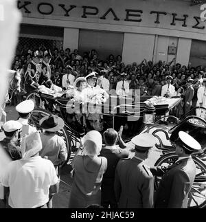 Die Hochzeit von König Konstantin II. Von Griechenland mit Prinzessin Anne-Marie von Dänemark. Abgebildet die Braut, die mit ihrem Vater ankommt. Athen, Griechenland. 18th. September 1964. Stockfoto