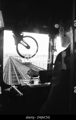 Elektrische Züge, die am Pier von Southend vorbeifahren, hier aus der Sicht der Fahrer. Southend, Essex. 1st. Juni 1963 Stockfoto