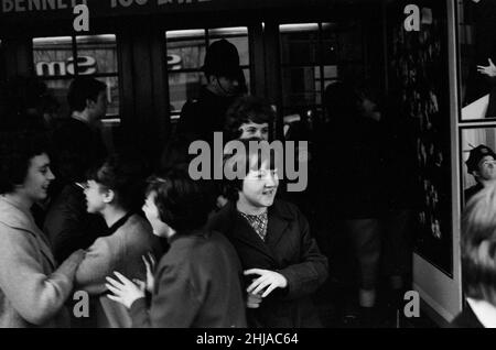 Szenen im Prince of Wales Theatre in London, als die Beatles heute am Haupteingang ankamen, um die Royal Variety Command Performance zu Proben. Bild aufgenommen am 4th. November 1963 Stockfoto