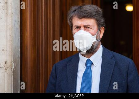 Rom, Italien. 27th Januar 2022. Dario Franceschini nimmt an der Abstimmung für den neuen italienischen Präsidenten im Parlamentsgebäude von Montecitorio Teil. Die ersten vier Wahlrunden für den nächsten Präsidenten der Italienischen Republik: Die für COVID-19 positiven oder in Quarantäne befindlichen Wähler stimmen in einem speziellen Drive-Thru-Wahlbereich, der vor dem Montecitorio-parlamentsgebäude in Rom eingerichtet wurde. Kredit: SOPA Images Limited/Alamy Live Nachrichten Stockfoto