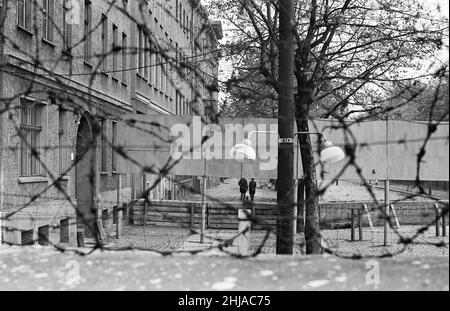 Szenen in Berlin, drei Jahre nach Beginn der Arbeiten am Bau der Berliner Mauer, die Ost und West trennt. Blick über die Mauer von West-Berlin nach Osten. 25th. Oktober 1964. Stockfoto