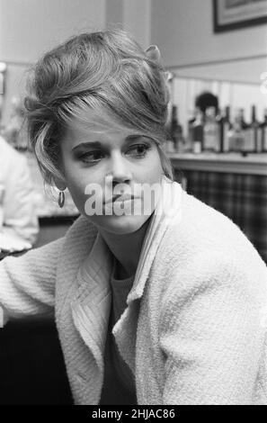 Jane Fonda, amerikanische Schauspielerin, sitzt an einer Bar in Paris, Frankreich, April 1964. Stockfoto