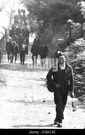 Die Bergleute der Bullclliffe Colliery in der Nähe von Wakefield sahen hier, wie sie aus der Schicht kamen. 30th. Juli 1963 Stockfoto