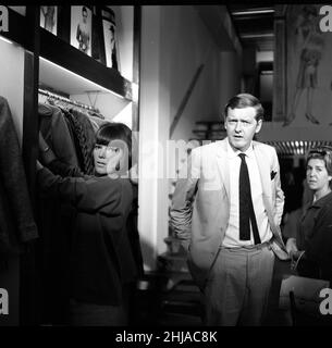 Mary Quant, Modedesignerin und Expertin, fotografiert mit ihrem Mann Alexander Plunkett-Greene, in ihrem Knightsbridge-Shop.Bild aufgenommen am 18th. September 1962 Stockfoto