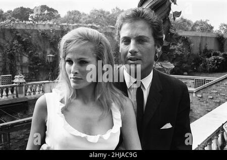 Ursula Andress, schweizer Schauspielerin, trifft ihren neuen Hauptmann John Richardson, für 1965 Film SHE, basierend auf She : A History of Adventure, ein Roman von H. Rider Haggard, abgebildet in Park Lane, London, Mittwoch, 12th. August 1964. Ursula Andress spielt Ayesha, eine unsterbliche Königin und Hohepriesterin. John Richardson spielt den Entdecker Leo Vincey. Stockfoto