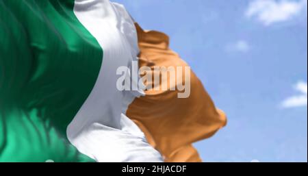 Detail der Nationalflagge Irlands, die an einem klaren Tag im Wind winkt. Demokratie und Politik. Nordeuropäisches Land. Patriotismus. Selektiver Fokus Stockfoto