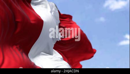 Detail der Nationalflagge Perus, die an einem klaren Tag im Wind winkt. Demokratie und Politik. südamerikanisches Land. Patriotismus. Selektiver Fokus. Stockfoto