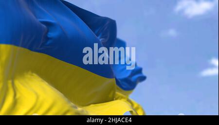 Detail der Nationalflagge der Ukraine, die an einem klaren Tag im Wind winkt. Demokratie und Politik. Osteuropa-Land. Patriotismus. Selektiver Fokus. Stockfoto