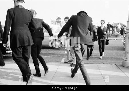 Mods gegen Rockers. Bild zeigt die Szene in Margate, North East Kent im Mai 1964. Ein Jugendlicher wird von der Polizei in Handschellen gelegt und weggebracht. Foto vom 17th. Mai 1964 Stockfoto