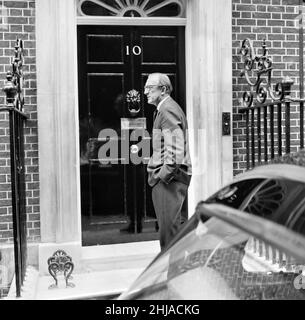 Minister in der Downing Street während der Gespräche zwischen Alec Douglas-Home und dem Labour-Führer Harold Wilson über den Zypern-Konflikt, als die griechischen Zyprioten und die Türkei einem Waffenstillstand zustimmten, nachdem die Situation gefährlich eskaliert war. Bild zeigt: Minister ohne Porfolio Lord Carrington am Eingang zur Nummer 10. 10th. August 1964. Carringtonobit Stockfoto