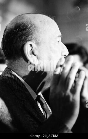 Noel Coward-Empfang für die Darsteller in Manchester, wo er in einer Woche zwei „erste Nächte“ in einer Stadt feiert. Montag, 19th. Oktober 1964. Hay Fever, ein Theaterstück, das er 1922 schrieb, eröffnete heute Abend (19th) im Manchester Opera House und High Spirits, die amerikanische Musikversion seines Stücks Blithe Spirit aus dem Jahr 1941, wird morgen (20th) im Palace Theatre eröffnet. Im Bild, Dramatiker, Noel Coward. Stockfoto