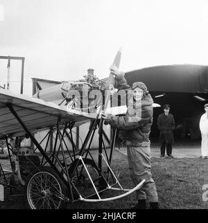 Joan Hughes, eine Fährfliegerin aus dem Zweiten Weltkrieg und eine der ersten Testpiloten Großbritanniens, derzeit Ausbilderin im Airways Flying Club in White Waltham, testet das erste von fünf Flugzeugen für einen neuen 20th-Jahrhundert-Fox-Film, „die großartigen Männer in ihren Flying Machines“, einen nachgebauten Monoplane von Demoiselle, Das von Douglas Bianchi nach Zeichnungen und Fotografien im Musée de l’air in Paris erbaute Original wurde 1909-10 vom brasilianischen Millionär Alberto Santos-Dumont geflogen, aufgenommen am Freitag, den 17th. April 1964. Stockfoto