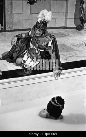 Amanda Barrie und Sid James beim Set von „Carry On Cleo“ in den Pinewood Studios, Buckinghamshire. 4th. August 1964. Stockfoto