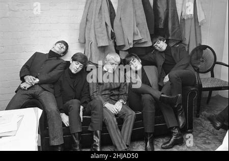 Der Discjockey Jimmy Saville mit der Liverpool-Popgruppe The Beatles im Finsbury Park Astoria in London.die Beatles und Saville traten am Neujahrstag 1964 gemeinsam auf dem ersten Top of the Pops-Programm auf.Links nach rechts sind Ringo Starr, Paul McCartney, Jimmy Saville, John Lennon und George Harrison. 11th. Januar 1964. Stockfoto