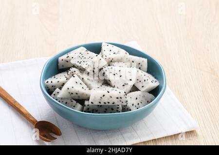 Eine Schale mit frischen Drachenfrüchten auf Holzgrund. Frühstück Obst am Morgen. Stockfoto