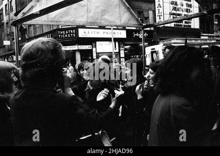 Szenen im Prince of Wales Theatre in London, als die Beatles heute am Haupteingang ankamen, um die Royal Variety Command Performance zu Proben. Bild zeigt Ringo Starr, und hinter ihm John Lennon, der im Theater ankommt. Bild aufgenommen am 4th. November 1963 Stockfoto