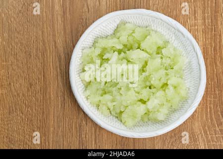 Bio-Gurkensaft, der aus einem langsamen Entsafter gepresst wird, kann als Gesichtsmaske ohne Abfall verwendet werden. Stockfoto