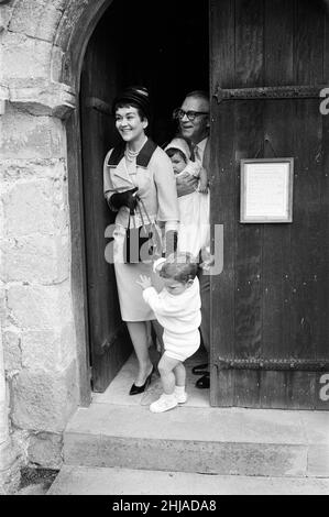 Laurence Olivier und Joan Plowright nehmen an der Taufe ihrer Tochter Tamsin Teil. 14th. Juli 1963. Stockfoto