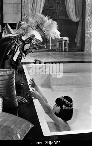 Amanda Barrie am Set von „Carry On Cleo“ in den Pinewood Studios, Buckinghamshire. 4th. August 1964. Stockfoto