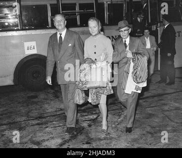 Oswald Mosley und seine Frau kehren am Mittwoch, den 1st. August 1962, nach Frankreich zurück. Die Familie Mosley besuchte heute das Old Street Magistrate Court, wo Sohn Max Mosley des drohenden Verhaltens beschuldigt wurde, plädierte er auf nicht schuldig, während der Union Movement Kundgebung (gestern) in Ridley Road, East End London Eine große Menschenmenge hatte sich versammelt, um eine Kundgebung des ehemaligen faschistischen Führers Sir Oswald Mosley und seiner antisemitischen Blackshirt-Gruppe, die eine Kundgebung im Londoner East End geplant hatte, zu stören. Mosley und seine Gruppe wurden angegriffen und zu Boden geschlagen, sobald seine Begegnung annahm Stockfoto