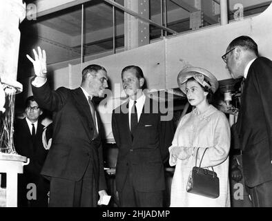 Königin Elizabeth II. Und der Herzog von Edinburgh besuchen Wales. Auf dem Bild erläutert Herr W Allman, stellvertretender Geschäftsführer von British Nylon Spinners (BNS), der Königin und dem Duke den Prozess im Hopper Charging Room. Auf der rechten Seite befindet sich Herr F C Bagnall, Managing Director, British Spinners. Pontypool, Wales. Mai 1963. Stockfoto