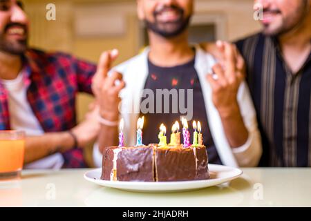 indische Freunde im Restaurant bei der Geburtstagsparty Stockfoto