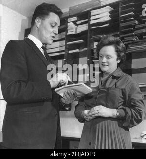 F W Woolworth Department Store, Liverpool, 14th. November 1962. Der Manager des neuen Londoner Straßenladens, Barry Jones, mit der Personalsuperintendentin Elsie Travis. Stockfoto