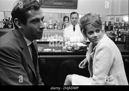 Jane Fonda und ihr Mann, der Regisseur Roger Vadim, genießen Drinks an einer Bar in Paris, Frankreich. April 1964 Stockfoto