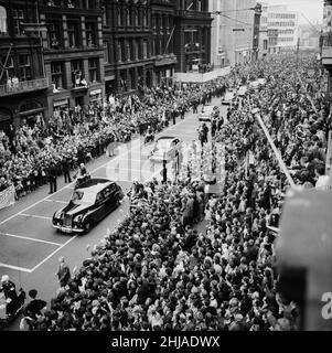 Vier Tage nach der Weltpremiere Von A Hard Day's Night in London kamen die Beatles zur Nordengland-Premiere am 10th. Juli 1964 in Liverpool an. Die Beatles flogen in die Stadt und wurden bei der Ankunft am Speke Airport von 3.000 Fans begrüßt. Die Beatles wurden in einer Polizeikavalkade zum Rathaus von Liverpool gefahren, wobei schätzungsweise 200.000 Menschen an der Strecke standen. Im Rathaus hielt Oberbürgermeister Alderman Louis Caplan eine Rede aus der Galerie des Minstrels an die 714 Gäste, die im Ballsaal anwesend waren, und den Beatles wurde jeweils ein Schlüssel zur Stadt überreicht. Kurz vor 9pm verließen sie ein Au Stockfoto