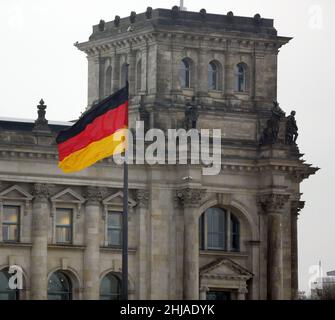 Berlin, Deutschland. 27th Januar 2022. Der Deutsche Bundestag beteiligt sich in diesem Jahr an der Kampagne „#WeRemember“ anlässlich des Internationalen Holocaust-Gedenktages am Donnerstag, 27. Januar 2022. (Foto: Simone Kuhlmey/Pacific Press) Quelle: Pacific Press Media Production Corp./Alamy Live News Stockfoto