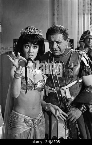 Amanda Barrie und Sid James beim Set von „Carry On Cleo“ in den Pinewood Studios, Buckinghamshire. 4th. August 1964. Stockfoto