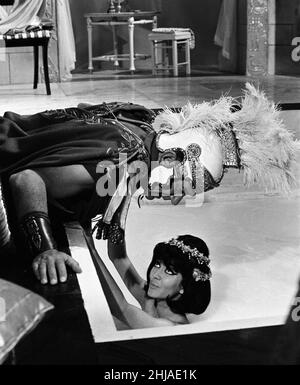 Amanda Barrie und Sid James beim Set von „Carry On Cleo“ in den Pinewood Studios, Buckinghamshire. 4th. August 1964. Stockfoto