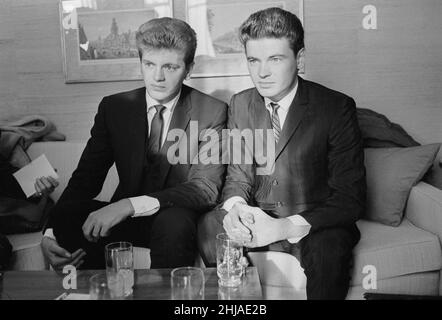 Phil (links) und Don Everly, das amerikanische Gesangsduo The Everly Brothers, im Bild in ihrer Suite im Hilton Hotel in London. 13th. September 1963. Stockfoto