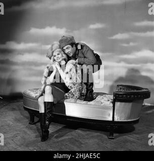 Albert Finney und Senta Berger beim Set der „Sieger“ in den Shepperton Studios. Albert Finney spendet sein Gehalt an das Waisenhaus der Schauspieler. Im Film spielt er die Rolle eines russischen Soldaten in Berlin und wird Russisch lernen. 7th. Januar 1963. Stockfoto