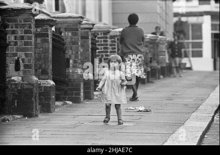 Bewohner der Berrymede Road, Chiswick, nach der Entdeckung der Leiche des Mordopfers Mary Flemming am 14th. Juli 1964. Ihr erwürgter Körper wurde heute Morgen (04:50am) von George Heard (34) aus seinem Schlafzimmerfenster gefunden. Ihr Tod wurde dem Werk eines Serienmörders, bekannt als Jack the Stripper, zugeschrieben. Auch bekannt als der Hammersmith-Mordfall 1964-1965, als ein Serienmörder in London operierte und 6-8 Prostituierte-Frauen tötete und ihre Körper in London oder an der Themse abwarf. Der Serienmörder wurde noch nie gefangen Stockfoto