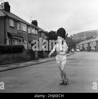 David Kilgour, 8 Jahre alt, der als Soldat in seinem Haus in Mochdre, Colwyn Bay, mit den regulären Mitgliedern seiner Armee gesehen werden möchte. 22nd. Juni 1963. Stockfoto