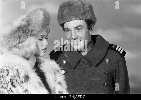 Albert Finney und Senta Berger beim Set der „Sieger“ in den Shepperton Studios. Albert Finney spendet sein Gehalt an das Waisenhaus der Schauspieler. Im Film spielt er die Rolle eines russischen Soldaten in Berlin und wird Russisch lernen. 7th. Januar 1963. Stockfoto