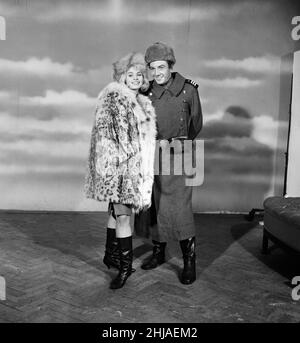 Albert Finney und Senta Berger beim Set der „Sieger“ in den Shepperton Studios. Albert Finney spendet sein Gehalt an das Waisenhaus der Schauspieler. Im Film spielt er die Rolle eines russischen Soldaten in Berlin und wird Russisch lernen. 7th. Januar 1963. Stockfoto