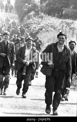 Die Bergleute der Bullclliffe Colliery in der Nähe von Wakefield sahen hier, wie sie aus der Schicht kamen. 30th. Juli 1963 Stockfoto